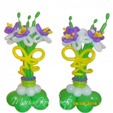 Два букети лілій на підставці з кульок